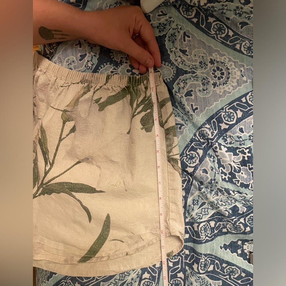 Lisa Says Gah|| Floral Linen Floral Shorts, Size Small - Picture 7 of 8